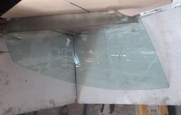 Volvo V50 Front door window glass four-door