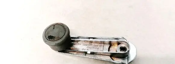 Volkswagen PASSAT B5.5 Front door window winding handle 443837581D