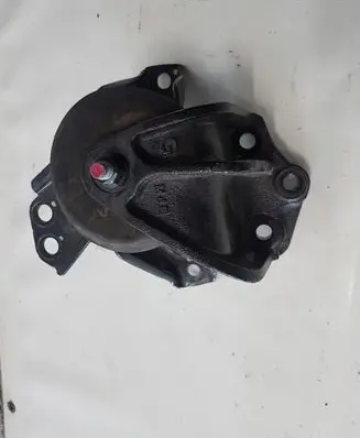Engine mount vacuum valve