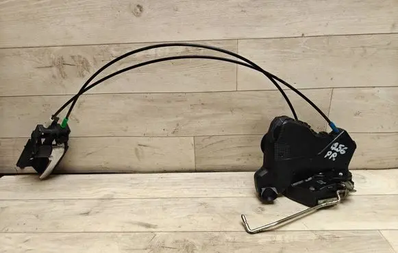 Toyota Avensis T250 Front door lock 
