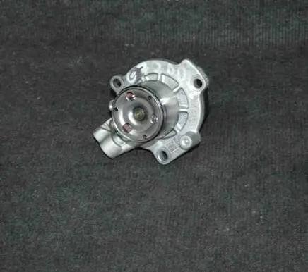 Volkswagen Jetta VI Water pump 04L121011