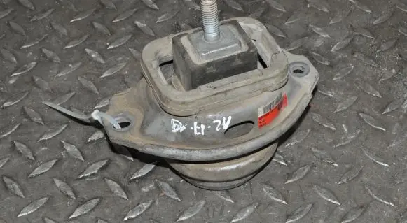 Land Rover Discovery 3 - LR3 Engine mount bracket KKB500441G3618