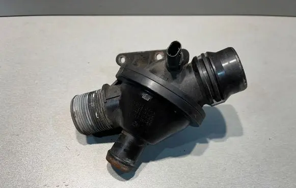 BMW 4 F32 F33 Thermostat 864879101 8648791 6601544