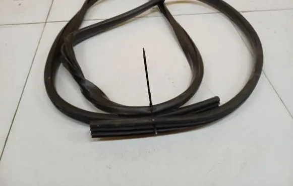 Chrysler Sebring (JS) Rubber seal front coupe door
