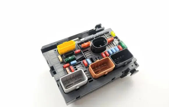 Peugeot 308 SW Fuse module 9666700480