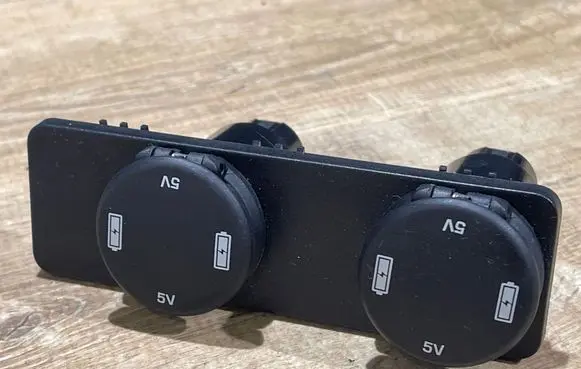 Land Rover Discovery 5 USB socket connector FK7219010AB 20160930