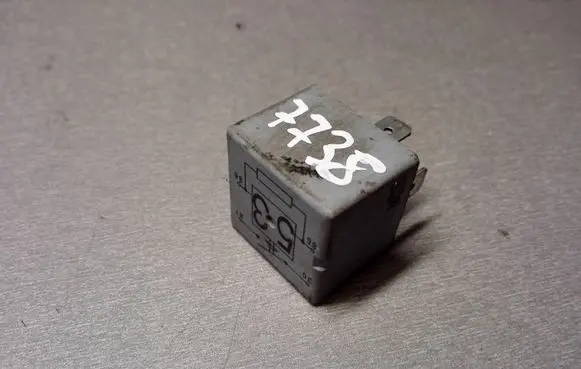 Volkswagen PASSAT B5 Other relay 141951253B 20240072