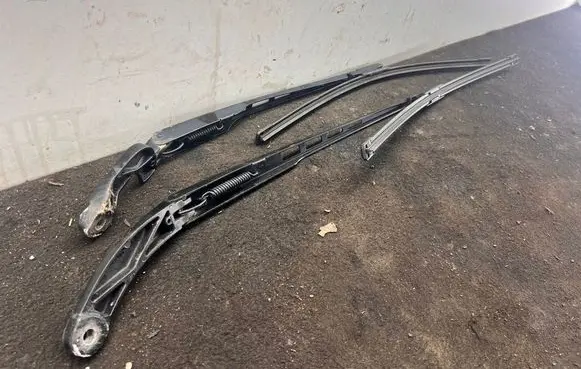 Audi A6 S6 C6 4F Front wiper blade arm 4F2955409 4F2955410
