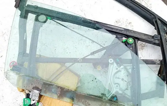 Audi A4 S4 B5 8D Front door window glass four-door as2