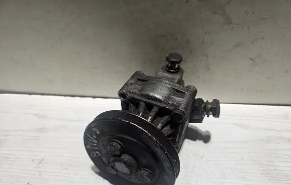BMW 5 E34 Power steering pump 2633239 1133386