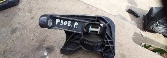 Engine mount vacuum valve