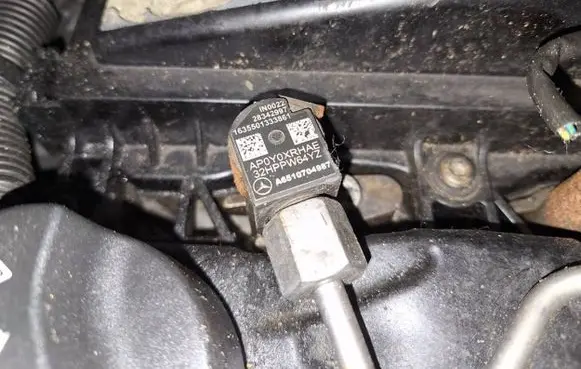 Mercedes-Benz E W212 Fuel injector a6510704987