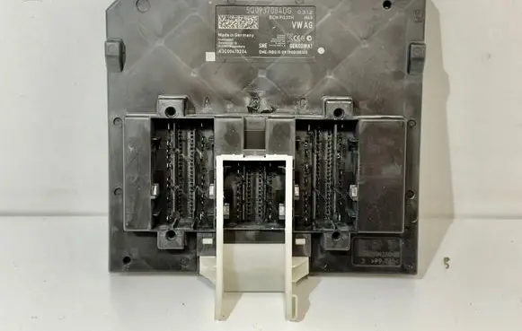Volkswagen Tiguan Comfort/convenience module 5Q0937084DG A3C00413204 BCMPQ37H