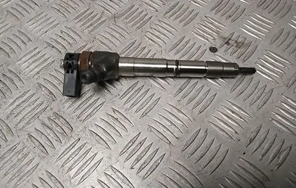 Volkswagen PASSAT B8 Fuel injector 04L130277AE