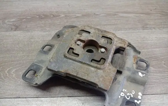 Volvo C30 Engine mount bracket 5M517M121