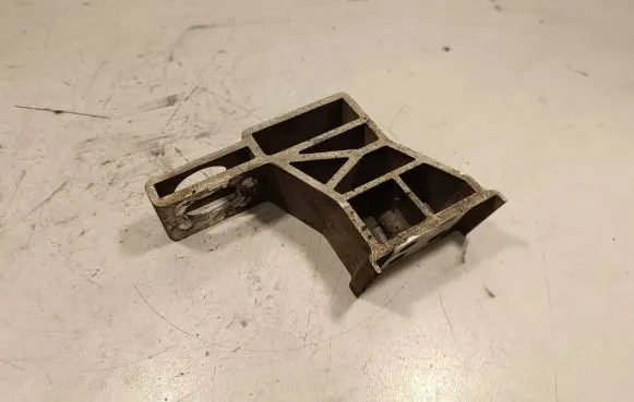 Radiator mount bracket