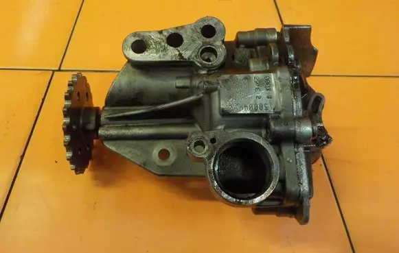 Opel Vivaro Oil pump 150004492R 8MB48