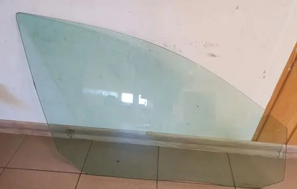 Volvo V70 Front door window glass four-door