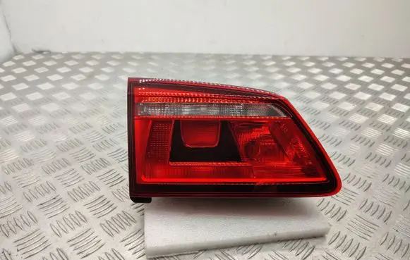 Tailgate rear/tail lights