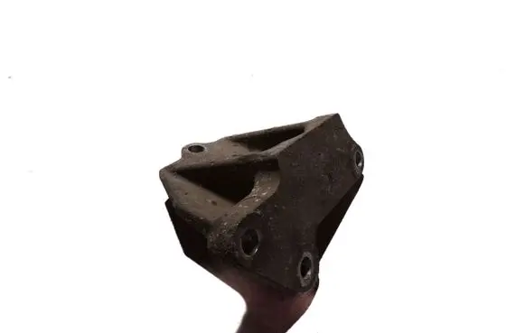 Nissan X-Trail T30 Engine mounting bracket