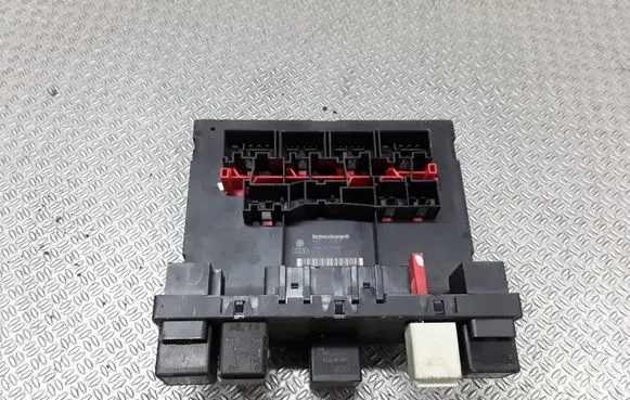 Volkswagen PASSAT B6 Fuse module 3C0937049J
