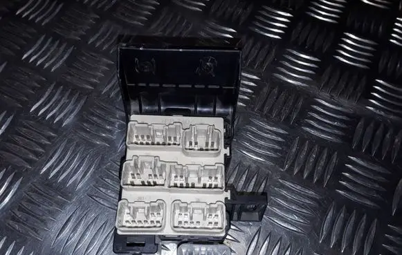 Toyota Corolla Verso AR10 Fuse module 8273405020