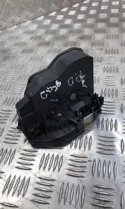 BMW X3 E83 Front door lock 7202144