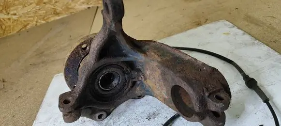 Front wheel hub
