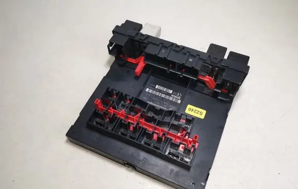 Volkswagen PASSAT B6 Fuse module 3C0937049E