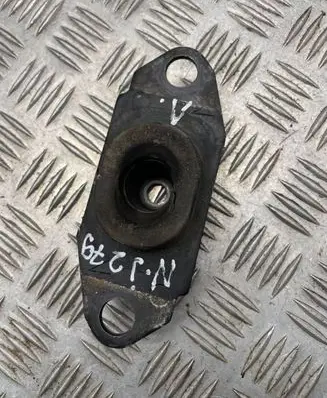 Nissan Juke I F15 Engine mount bracket