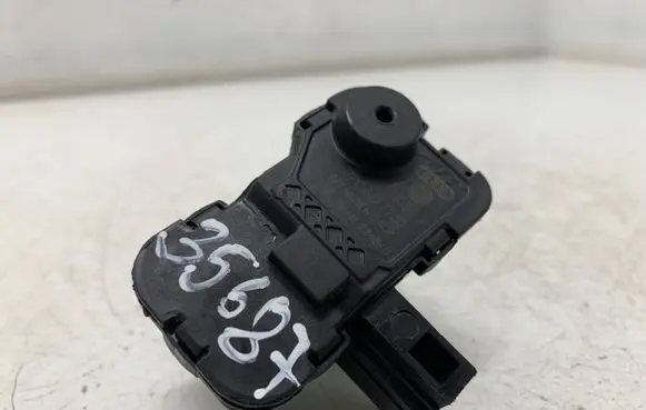 Seat Leon (5F) Fuel tank cap lock motor 7P0810773D 224848