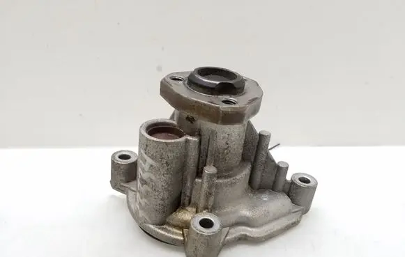 Volkswagen PASSAT B6 Water pump 03C121010D