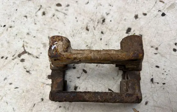 Opel Zafira A Rear brake pad spring