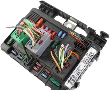 Peugeot 1007 Fuse module 9650618380 T118470004L