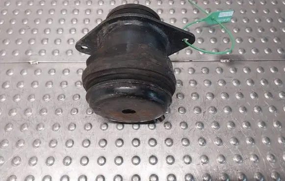 Engine mount vacuum valve