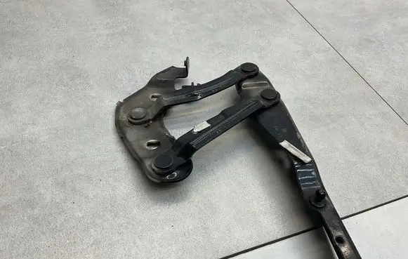 Audi A1 Engine bonnet/hood hinges 8X0823302A