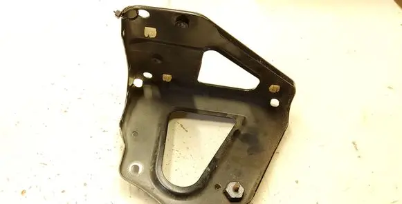 Audi A6 S6 C6 4F Fender mounting bracket 4F0821135