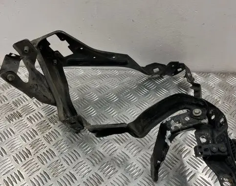 Headlight/headlamp mounting bracket