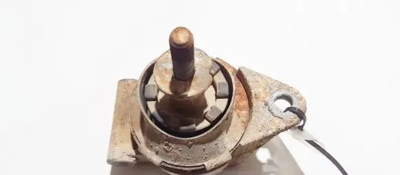 Opel Zafira A Engine mount bracket