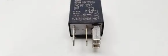 Volkswagen PASSAT B6 Other relay 7M0951253C