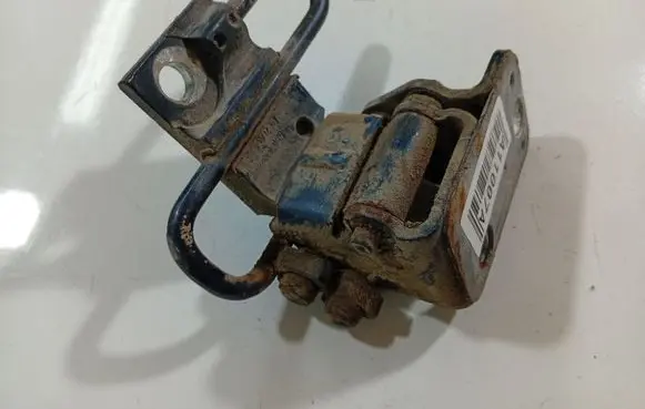 Volkswagen PASSAT B6 Rear door lower hinge 3C9833411