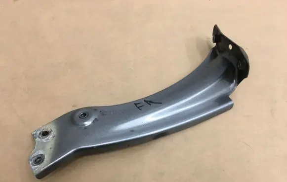 Skoda Superb B8 (3V) Fender mounting bracket 3V0821141 0V12
