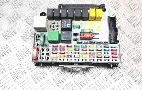 Opel Zafira A Fuse module 24431677 90589966