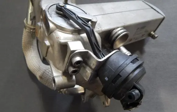 Audi A8 S8 D4 4H EGR valve cooler 057131515F
