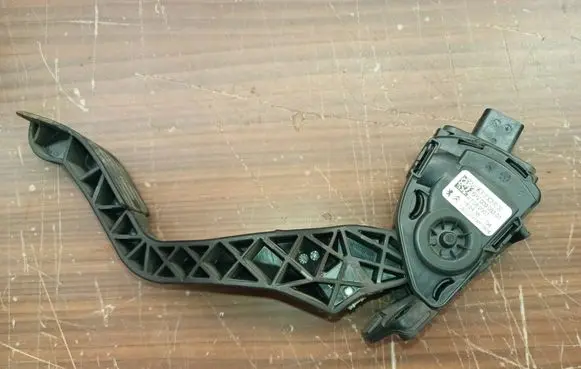 Accelerator throttle pedal