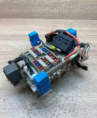 Nissan Almera Tino Fuse module 243504U100 0516001