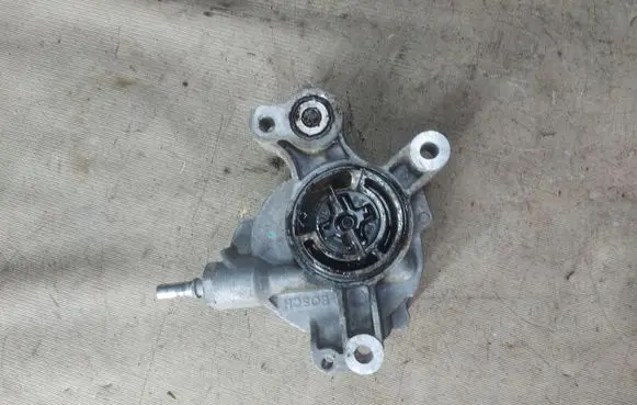 Ford Kuga I Vacuum pump D1651B 2110T