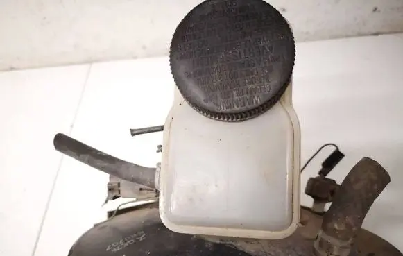 Mazda 626 Brake fluid reservoir 