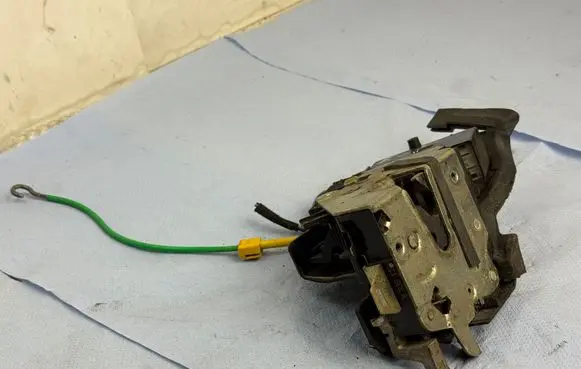 BMW 5 E39 Front door lock