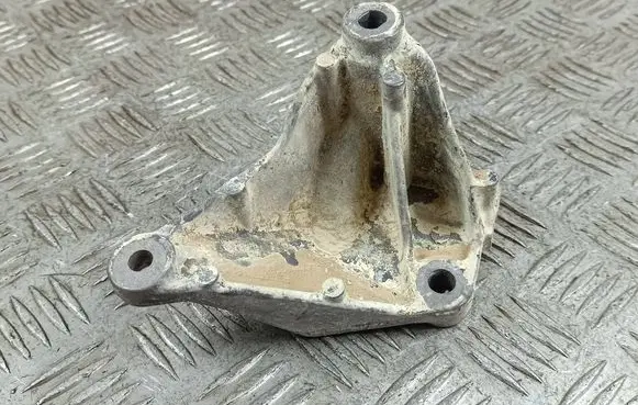 Nissan Qashqai Generator/alternator bracket 
